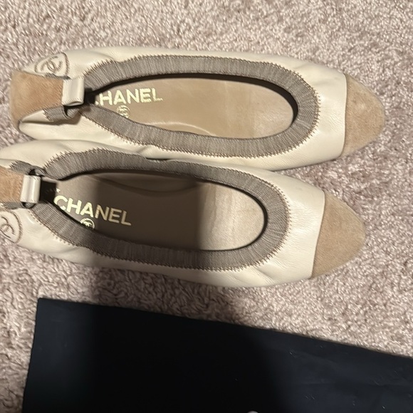 CHANEL Two-Tone Ballet Flats in Beige and Cream - Picture 8 of 9